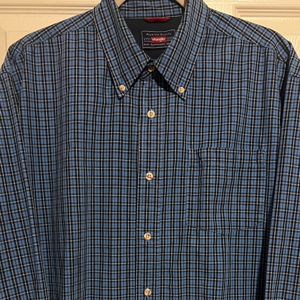 Wrangler Men’s Blue Plaid Button-Up Shirt L